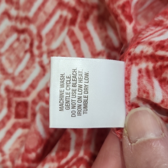 ROZ & ALI WOMAN Semi-Sheer Red & White Geometric 3/4 Sleeve Blouse - Picture 13 of 13